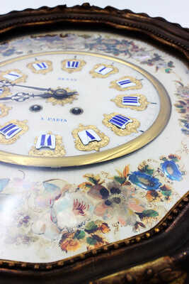 Часы настенные в деревянном резном корпусе